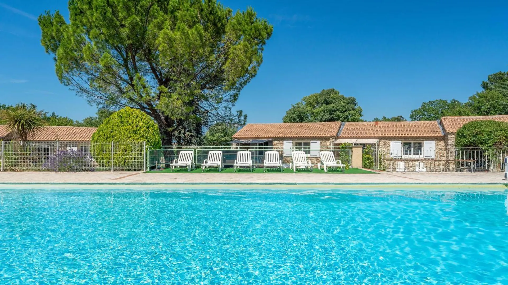 Nice Provencal Cottage In A Tourist Residence La Roque-sur-Pernes